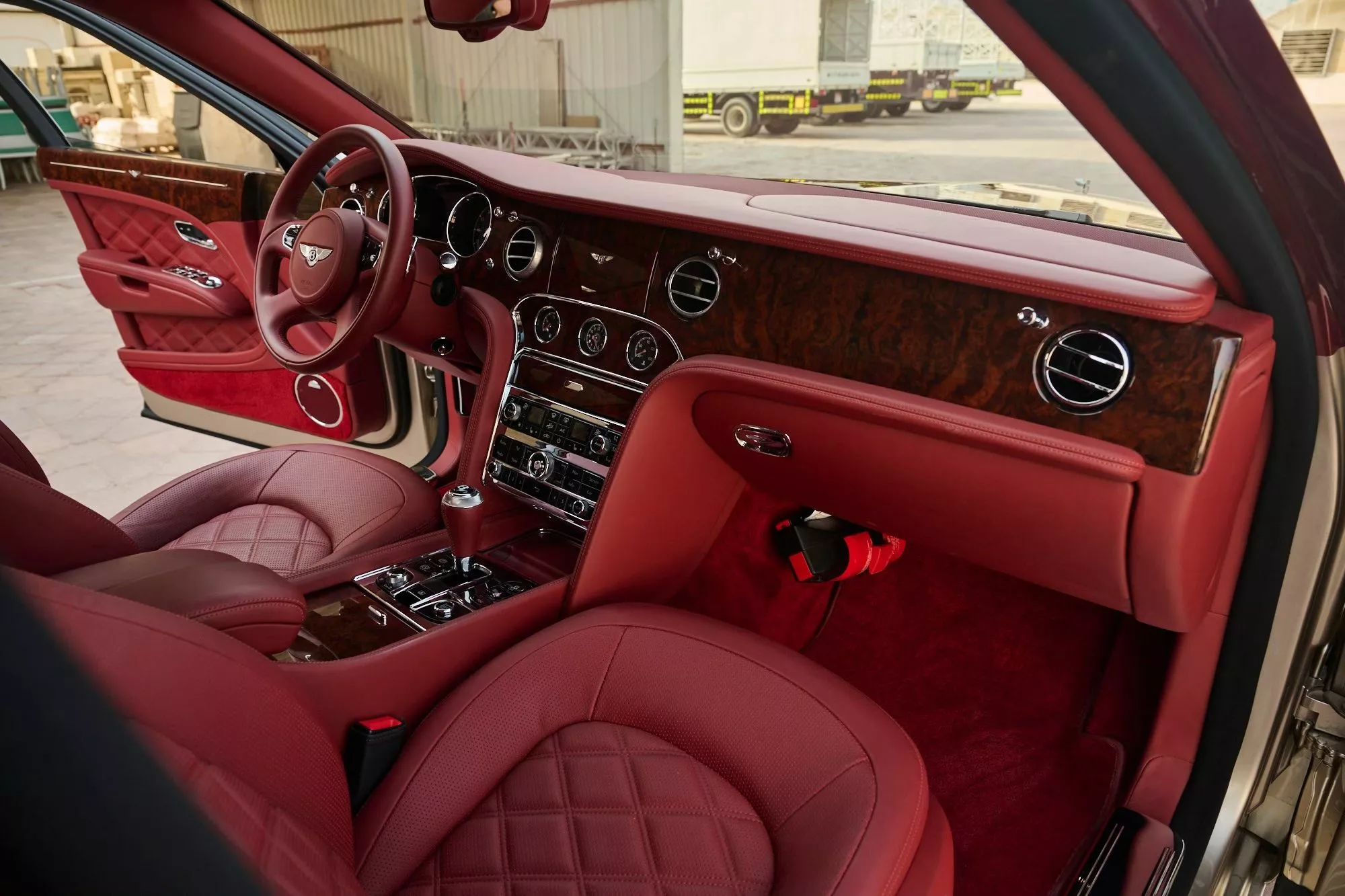 أفخم بنتلي مولسان على الإطلاق معروضة للبيع في مزاد أبوظبي بسعر قد يتجاوز 2.2 مليون ريال أفخم بنتلي مولسان على الإطلاق معروضة للبيع في مزاد أبوظبي بسعر قد يتجاوز 2.2 مليون ريال 2