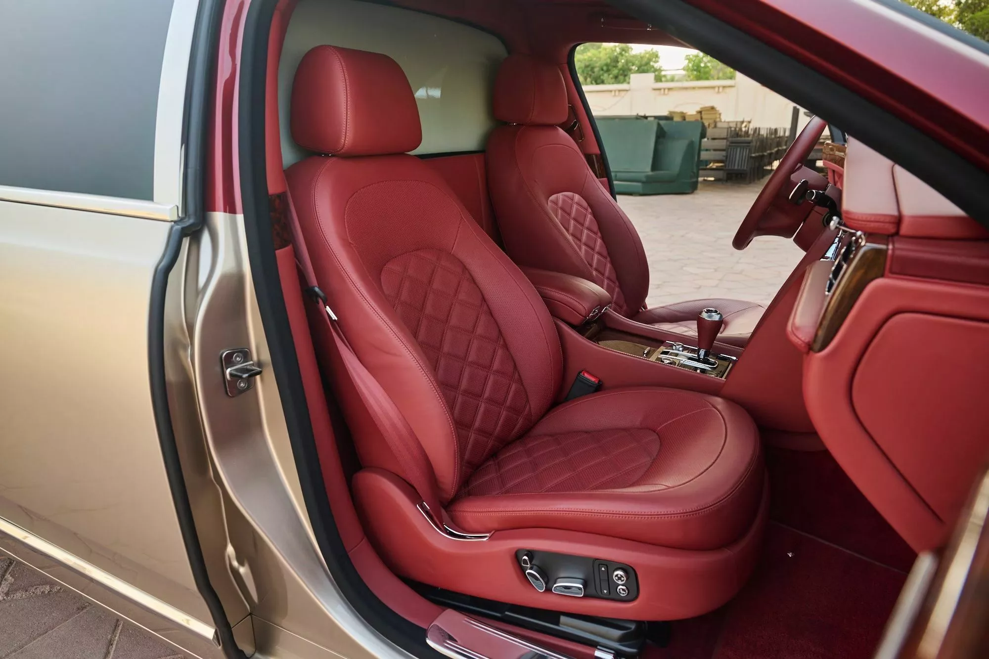 أفخم بنتلي مولسان على الإطلاق معروضة للبيع في مزاد أبوظبي بسعر قد يتجاوز 2.2 مليون ريال أفخم بنتلي مولسان على الإطلاق معروضة للبيع في مزاد أبوظبي بسعر قد يتجاوز 2.2 مليون ريال 19