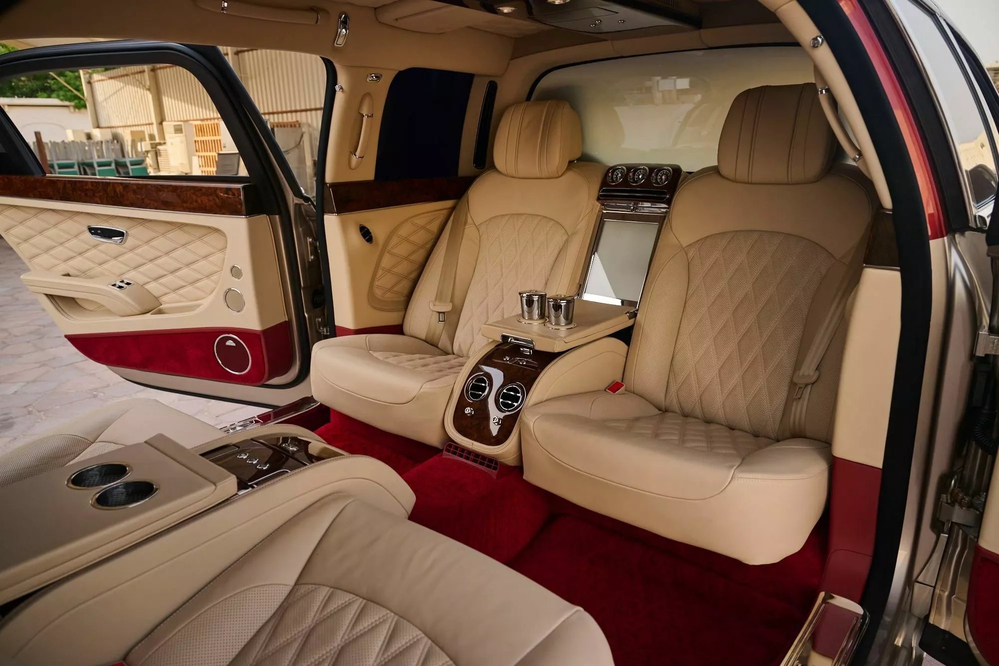 أفخم بنتلي مولسان على الإطلاق معروضة للبيع في مزاد أبوظبي بسعر قد يتجاوز 2.2 مليون ريال أفخم بنتلي مولسان على الإطلاق معروضة للبيع في مزاد أبوظبي بسعر قد يتجاوز 2.2 مليون ريال 20