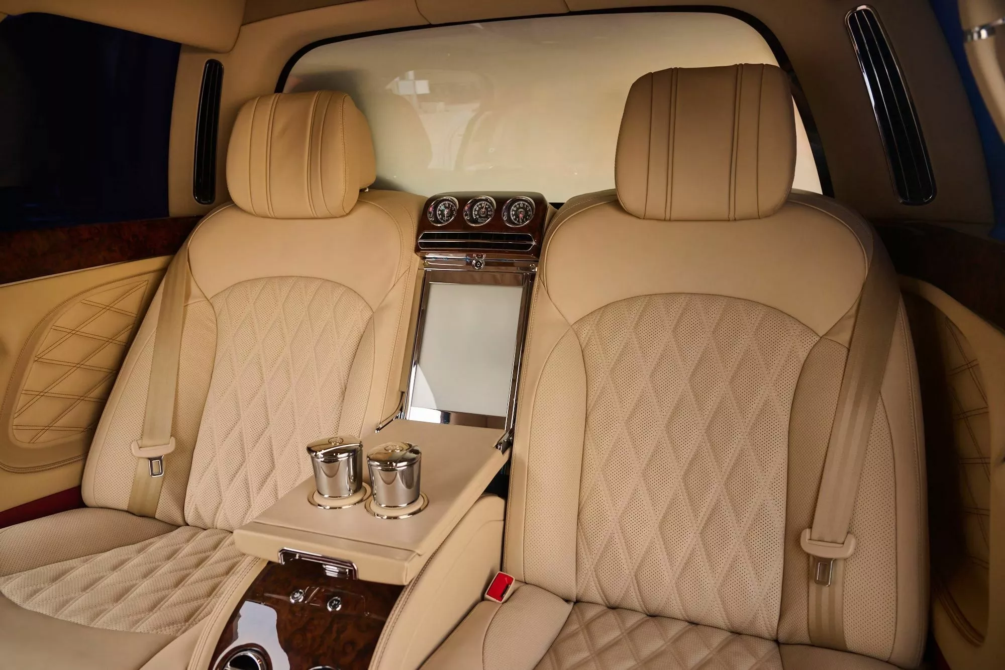 أفخم بنتلي مولسان على الإطلاق معروضة للبيع في مزاد أبوظبي بسعر قد يتجاوز 2.2 مليون ريال أفخم بنتلي مولسان على الإطلاق معروضة للبيع في مزاد أبوظبي بسعر قد يتجاوز 2.2 مليون ريال 22