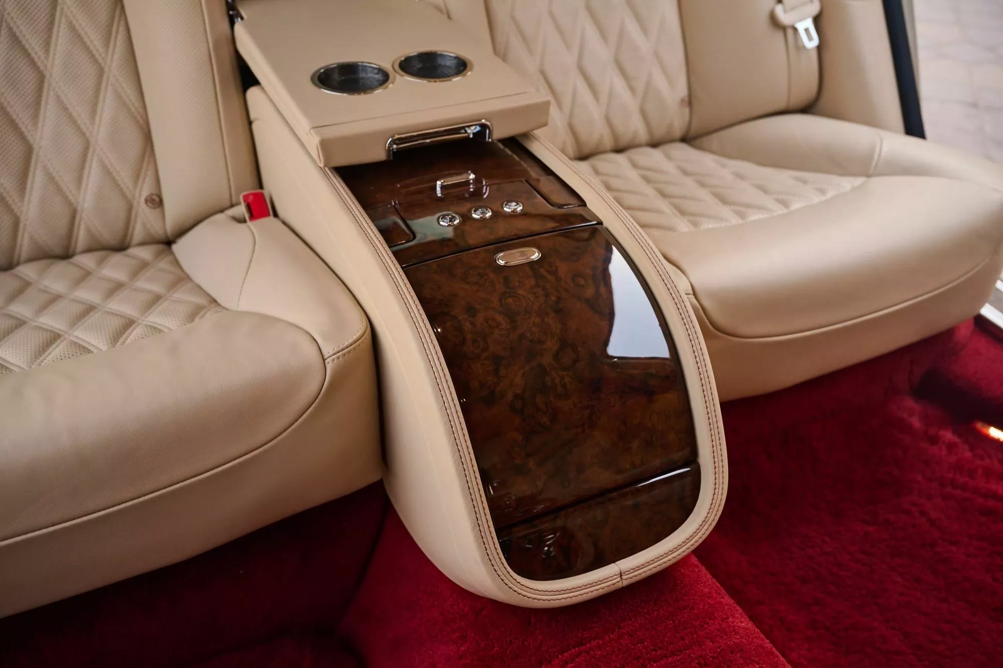 أفخم بنتلي مولسان على الإطلاق معروضة للبيع في مزاد أبوظبي بسعر قد يتجاوز 2.2 مليون ريال أفخم بنتلي مولسان على الإطلاق معروضة للبيع في مزاد أبوظبي بسعر قد يتجاوز 2.2 مليون ريال 23