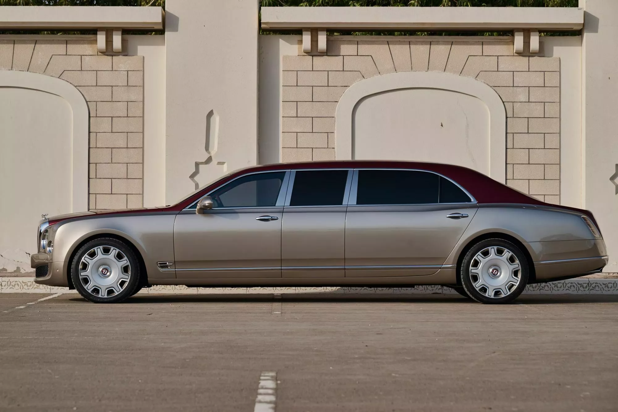 أفخم بنتلي مولسان على الإطلاق معروضة للبيع في مزاد أبوظبي بسعر قد يتجاوز 2.2 مليون ريال أفخم بنتلي مولسان على الإطلاق معروضة للبيع في مزاد أبوظبي بسعر قد يتجاوز 2.2 مليون ريال 4