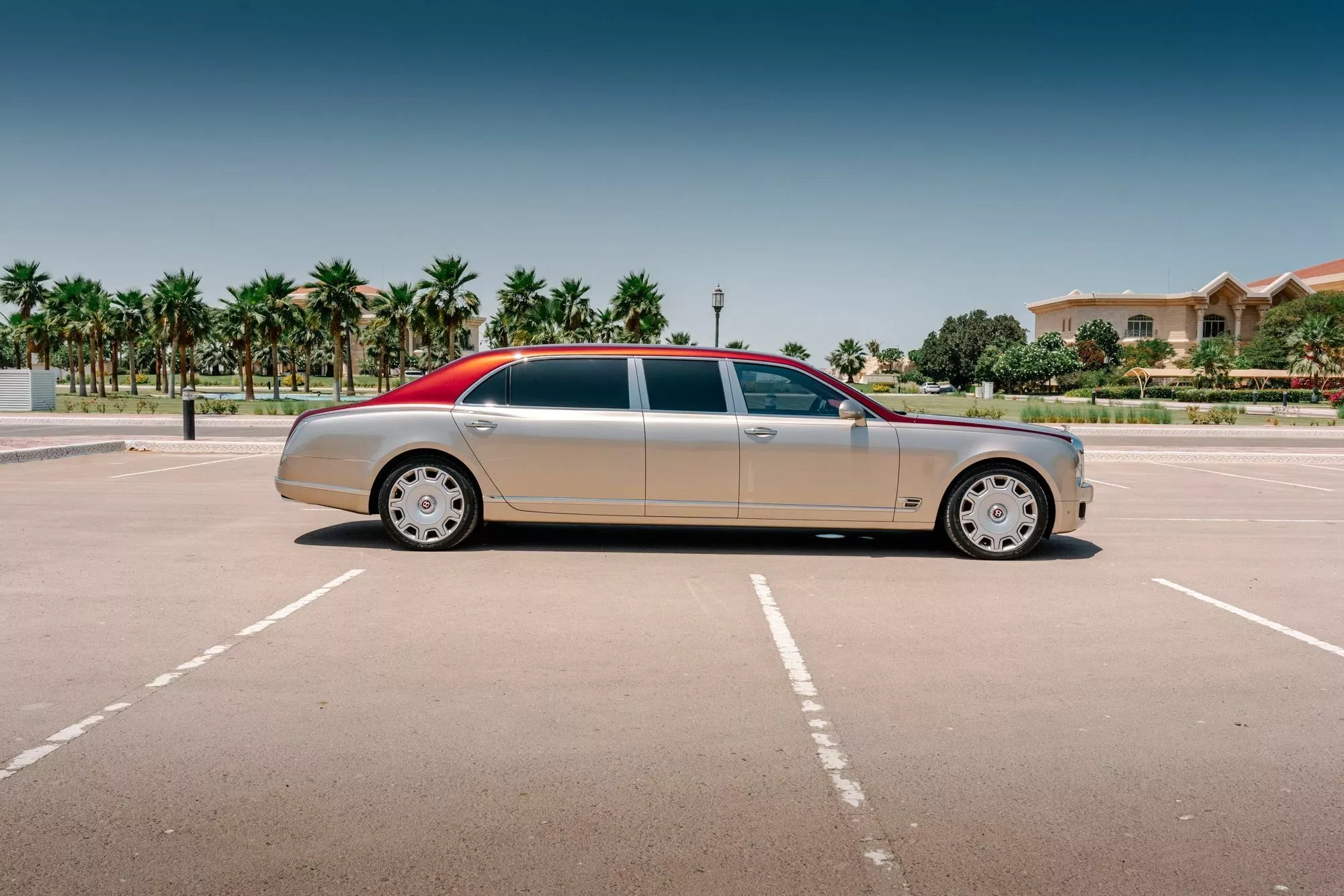 أفخم بنتلي مولسان على الإطلاق معروضة للبيع في مزاد أبوظبي بسعر قد يتجاوز 2.2 مليون ريال أفخم بنتلي مولسان على الإطلاق معروضة للبيع في مزاد أبوظبي بسعر قد يتجاوز 2.2 مليون ريال 8