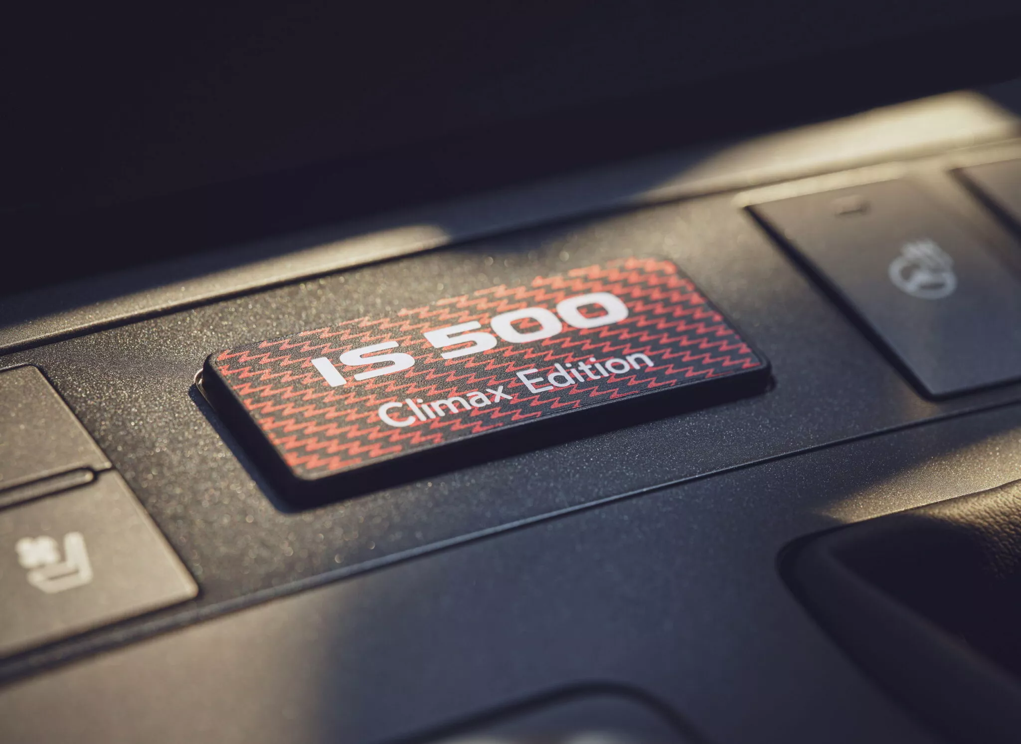 لكزس IS 500 بمحرك V8 تحصل على إصدار نهائي في اليابان بتحديثات خاصة 11