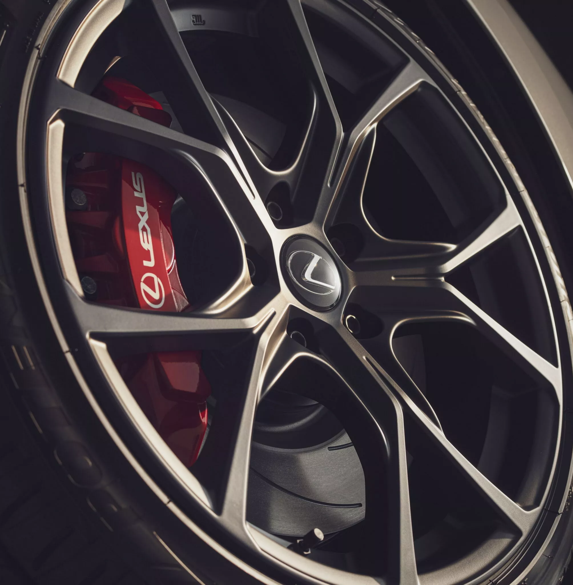 لكزس IS 500 بمحرك V8 تحصل على إصدار نهائي في اليابان بتحديثات خاصة 6