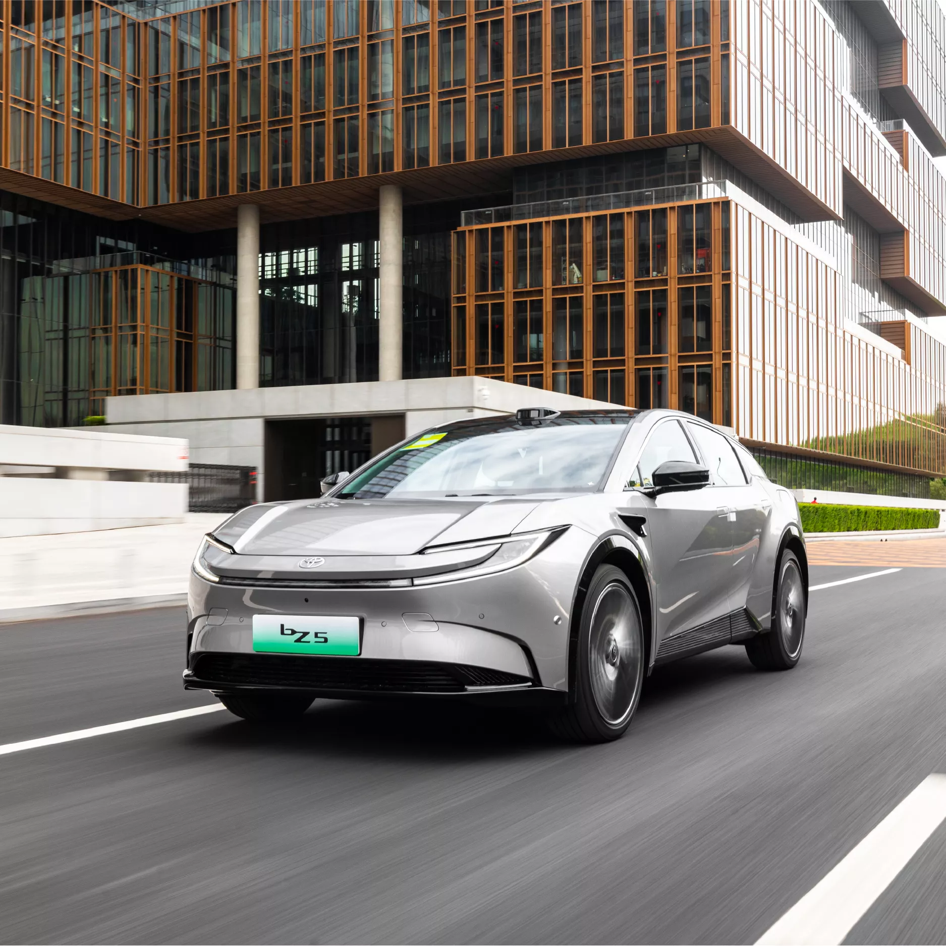 تويوتا تطرح الكروس أوفر الكهربائية bZ5 في الصين بسعر أرخص من كورولا مستعملة! 18