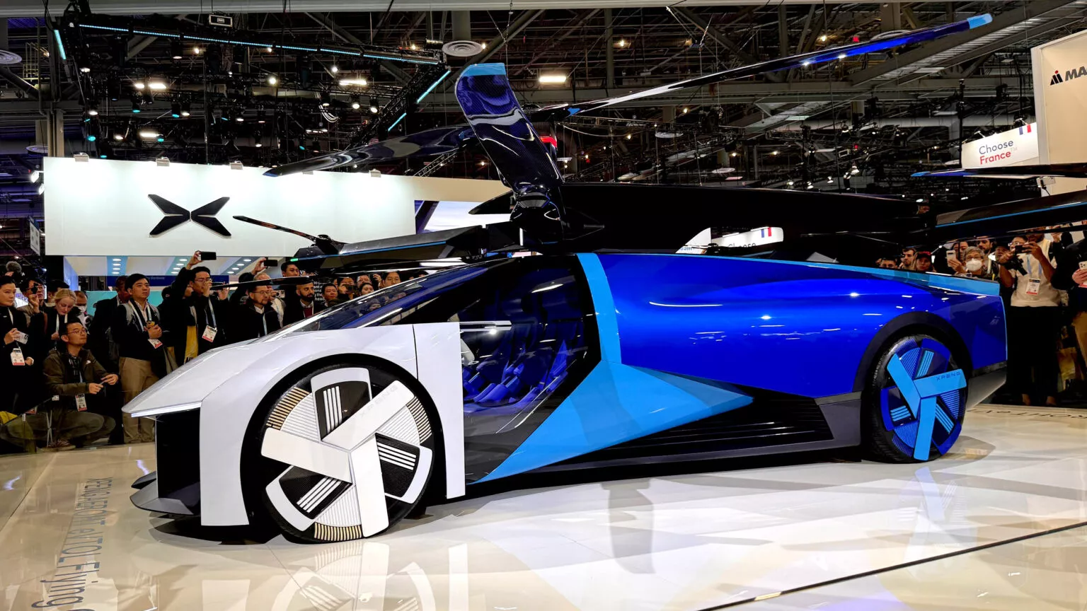 ترامب يوقع قراراً بتسريع مشاريع السيارات الطائرة وتوفير دعم حكومي كامل لها 2