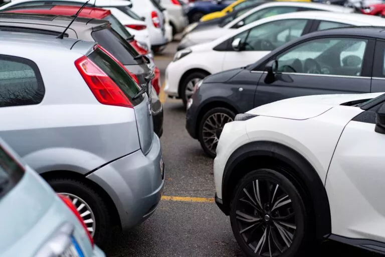 شراء سيارة مستعملة أم جديدة بقرض؟ مقارنة واقعية توضح الفرق في التكلفة بالسعودية 2025