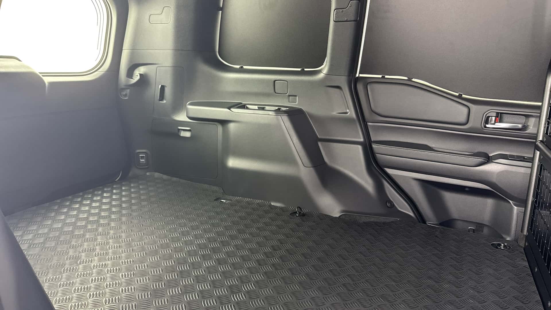 تويوتا برادو تحصل على إصدار فان تجاري رسمي في بريطانيا تويوتا برادو تحصل على إصدار فان تجاري رسمي في بريطانيا 14