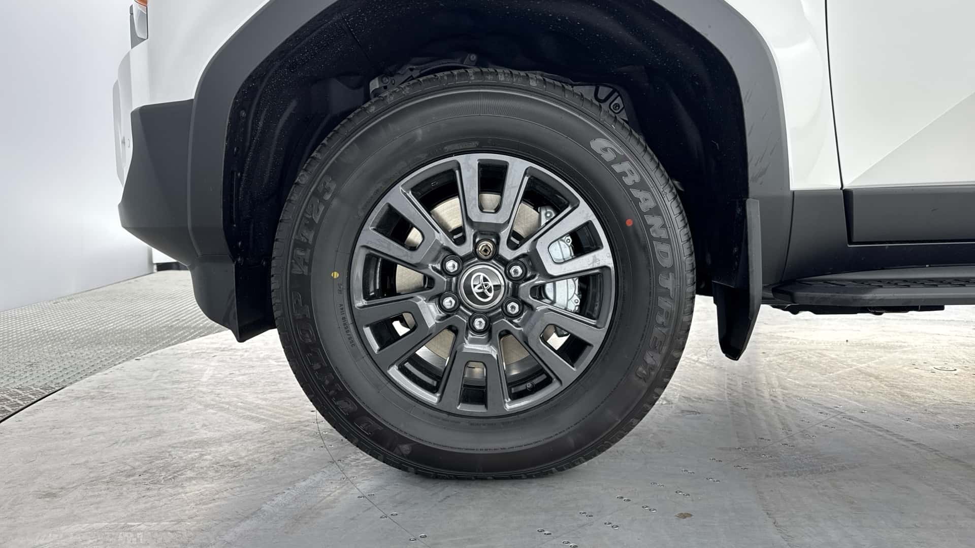 تويوتا برادو تحصل على إصدار فان تجاري رسمي في بريطانيا تويوتا برادو تحصل على إصدار فان تجاري رسمي في بريطانيا 9