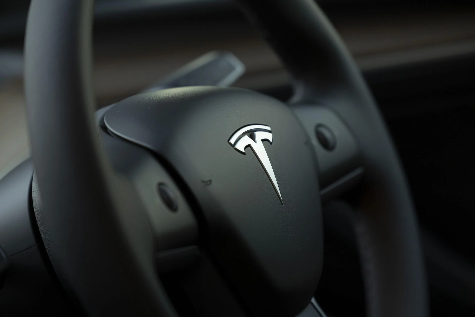 تيسلا تسجل أكبر انخفاض في الإيرادات في تاريخها بعد انهيار المبيعات 3