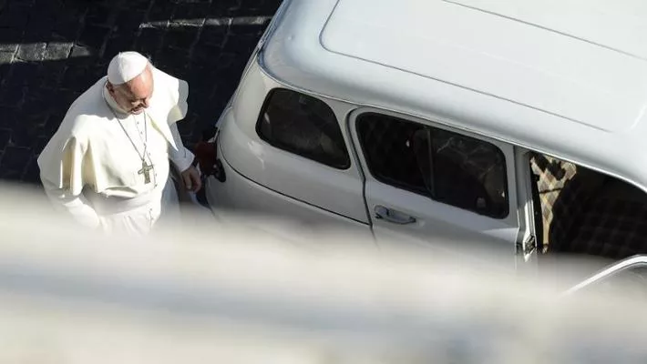 من الفاتيكان إلى حلبات السباق.. مشاهير تركوا بصمتهم خلف مقود رينو من الفاتيكان إلى حلبات السباق.. مشاهير تركوا بصمتهم خلف مقود رينو 3