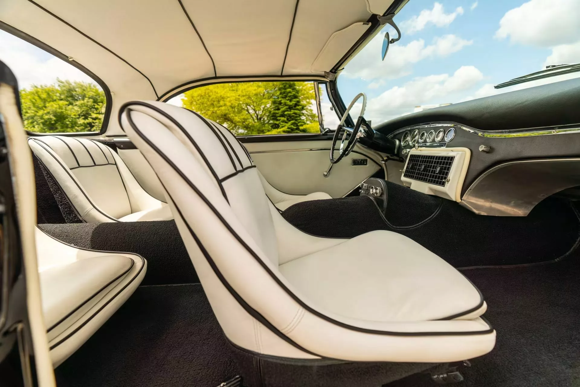 تحفة نادرة من خمسينيات القرن الماضي: كرايسلر كاليفورنيا Ghia 1958 تتجه إلى مزاد مونتيري 13