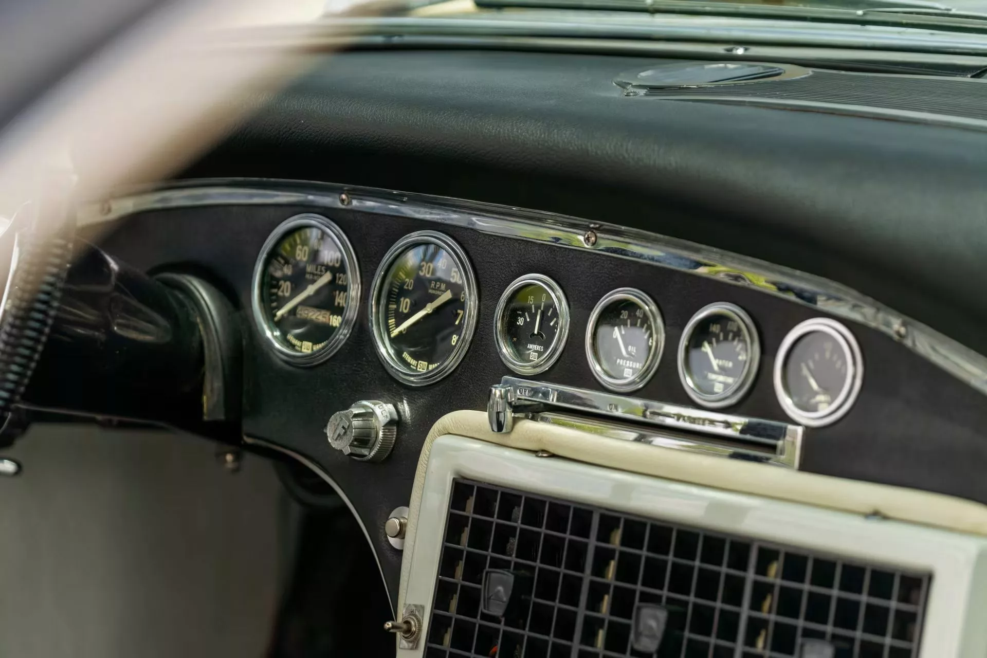 تحفة نادرة من خمسينيات القرن الماضي: كرايسلر كاليفورنيا Ghia 1958 تتجه إلى مزاد مونتيري 15