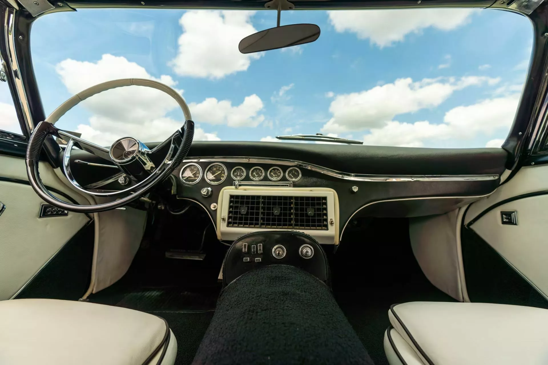 تحفة نادرة من خمسينيات القرن الماضي: كرايسلر كاليفورنيا Ghia 1958 تتجه إلى مزاد مونتيري 16