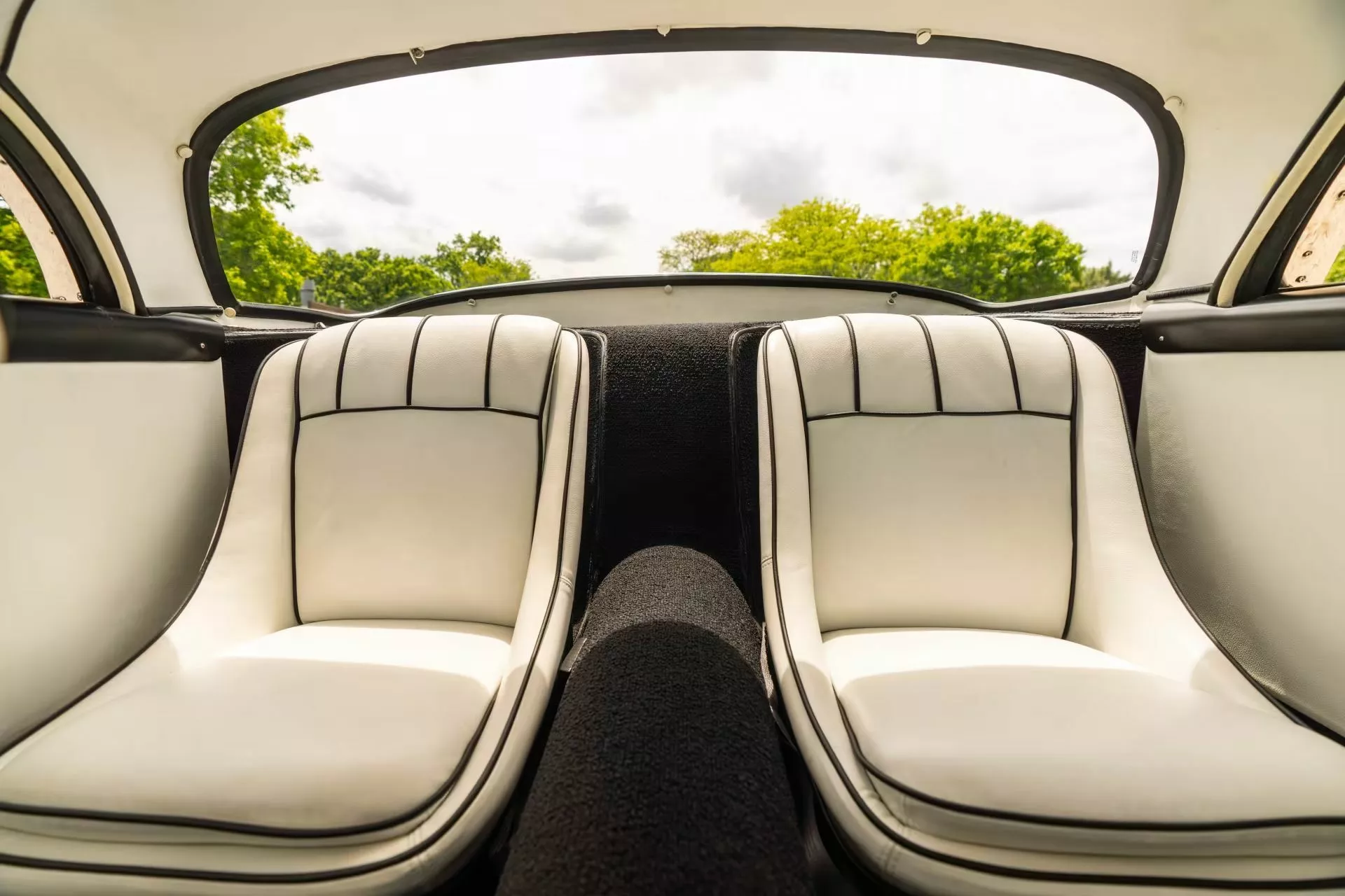 تحفة نادرة من خمسينيات القرن الماضي: كرايسلر كاليفورنيا Ghia 1958 تتجه إلى مزاد مونتيري 17