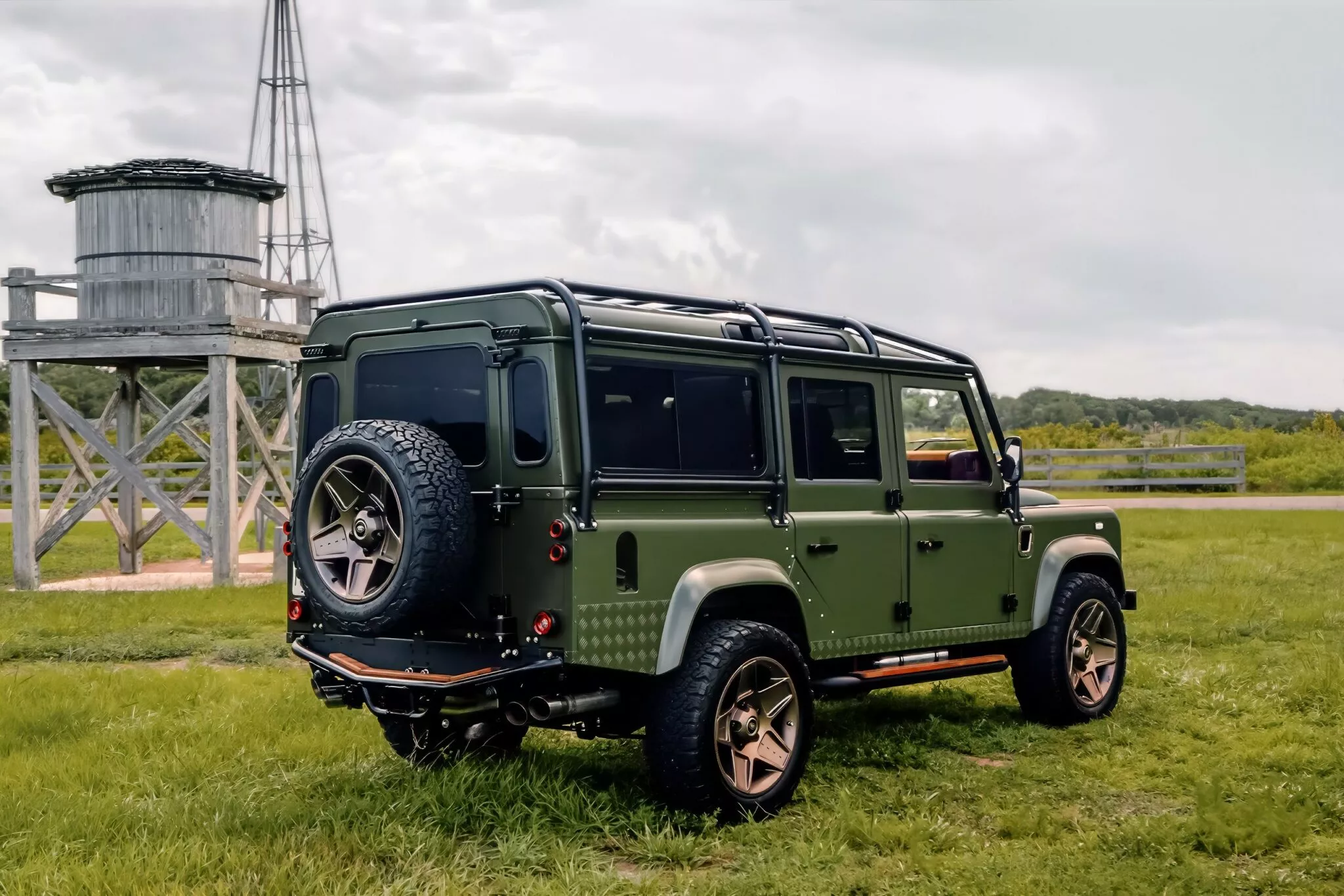 لاندروفر ديفندر كلاسيكية تعود للحياة بمحرك 8 سلندر سوبرتشارجر بقوة 700 حصان! لاندروفر ديفندر كلاسيكية تعود للحياة بمحرك 8 سلندر سوبرتشارجر بقوة 700 حصان! 1