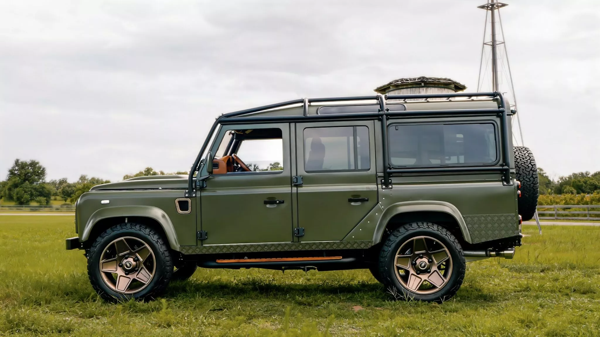 لاندروفر ديفندر كلاسيكية تعود للحياة بمحرك 8 سلندر سوبرتشارجر بقوة 700 حصان! لاندروفر ديفندر كلاسيكية تعود للحياة بمحرك 8 سلندر سوبرتشارجر بقوة 700 حصان! 8