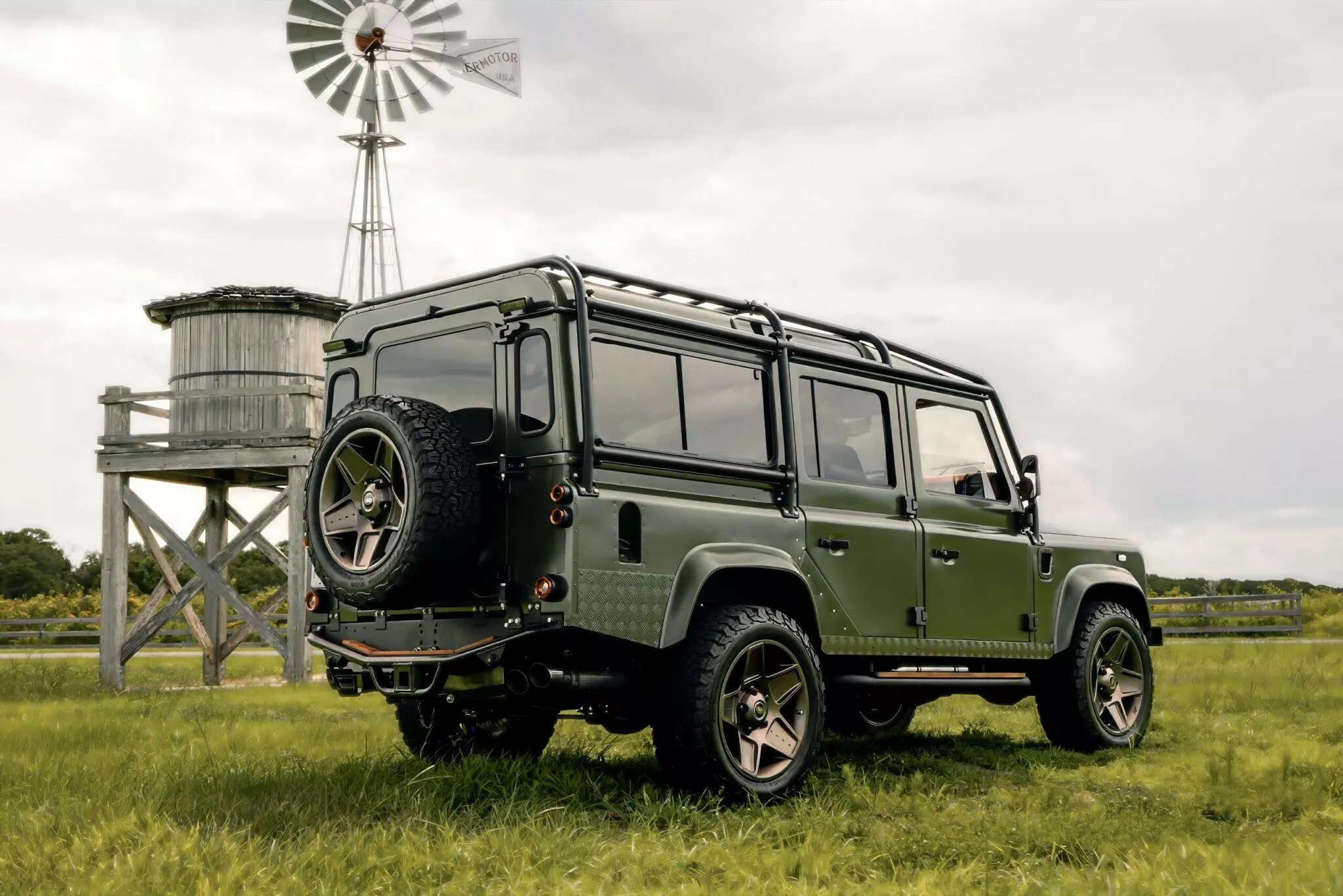 لاندروفر ديفندر كلاسيكية تعود للحياة بمحرك 8 سلندر سوبرتشارجر بقوة 700 حصان! لاندروفر ديفندر كلاسيكية تعود للحياة بمحرك 8 سلندر سوبرتشارجر بقوة 700 حصان! 10