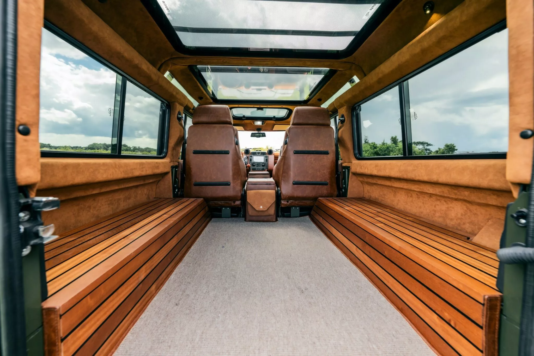 لاندروفر ديفندر كلاسيكية تعود للحياة بمحرك 8 سلندر سوبرتشارجر بقوة 700 حصان! لاندروفر ديفندر كلاسيكية تعود للحياة بمحرك 8 سلندر سوبرتشارجر بقوة 700 حصان! 14