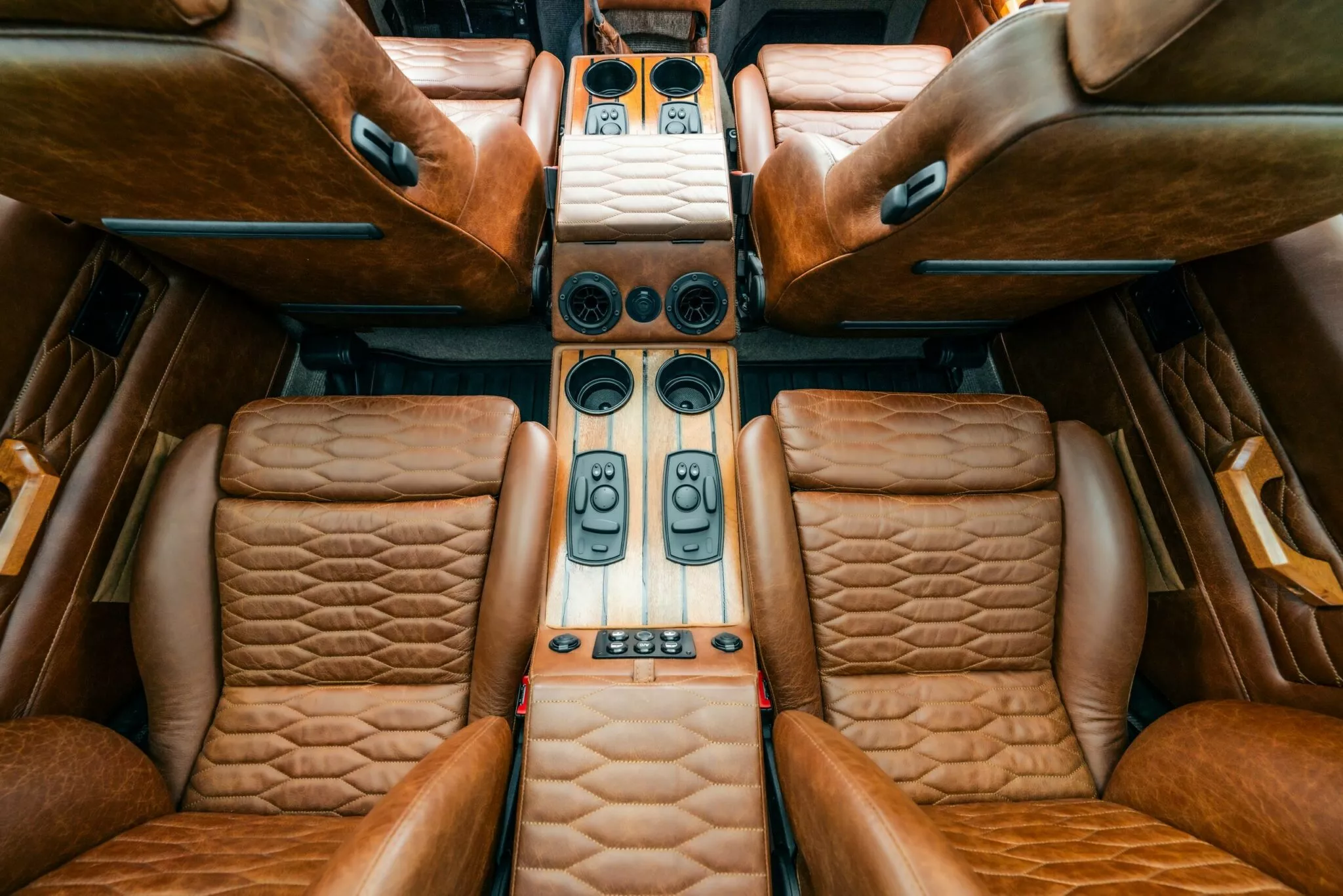 لاندروفر ديفندر كلاسيكية تعود للحياة بمحرك 8 سلندر سوبرتشارجر بقوة 700 حصان! لاندروفر ديفندر كلاسيكية تعود للحياة بمحرك 8 سلندر سوبرتشارجر بقوة 700 حصان! 16