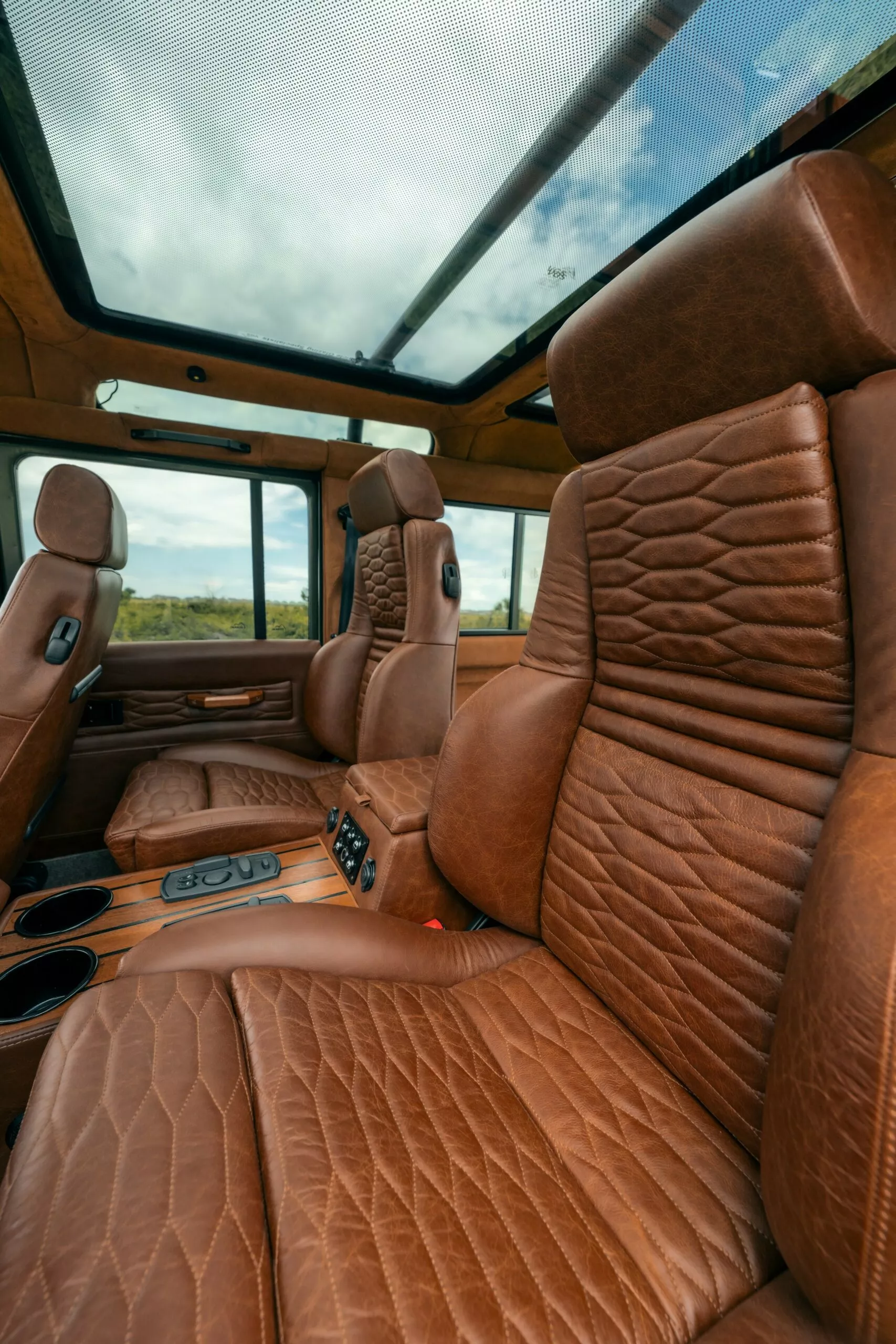 لاندروفر ديفندر كلاسيكية تعود للحياة بمحرك 8 سلندر سوبرتشارجر بقوة 700 حصان! لاندروفر ديفندر كلاسيكية تعود للحياة بمحرك 8 سلندر سوبرتشارجر بقوة 700 حصان! 17