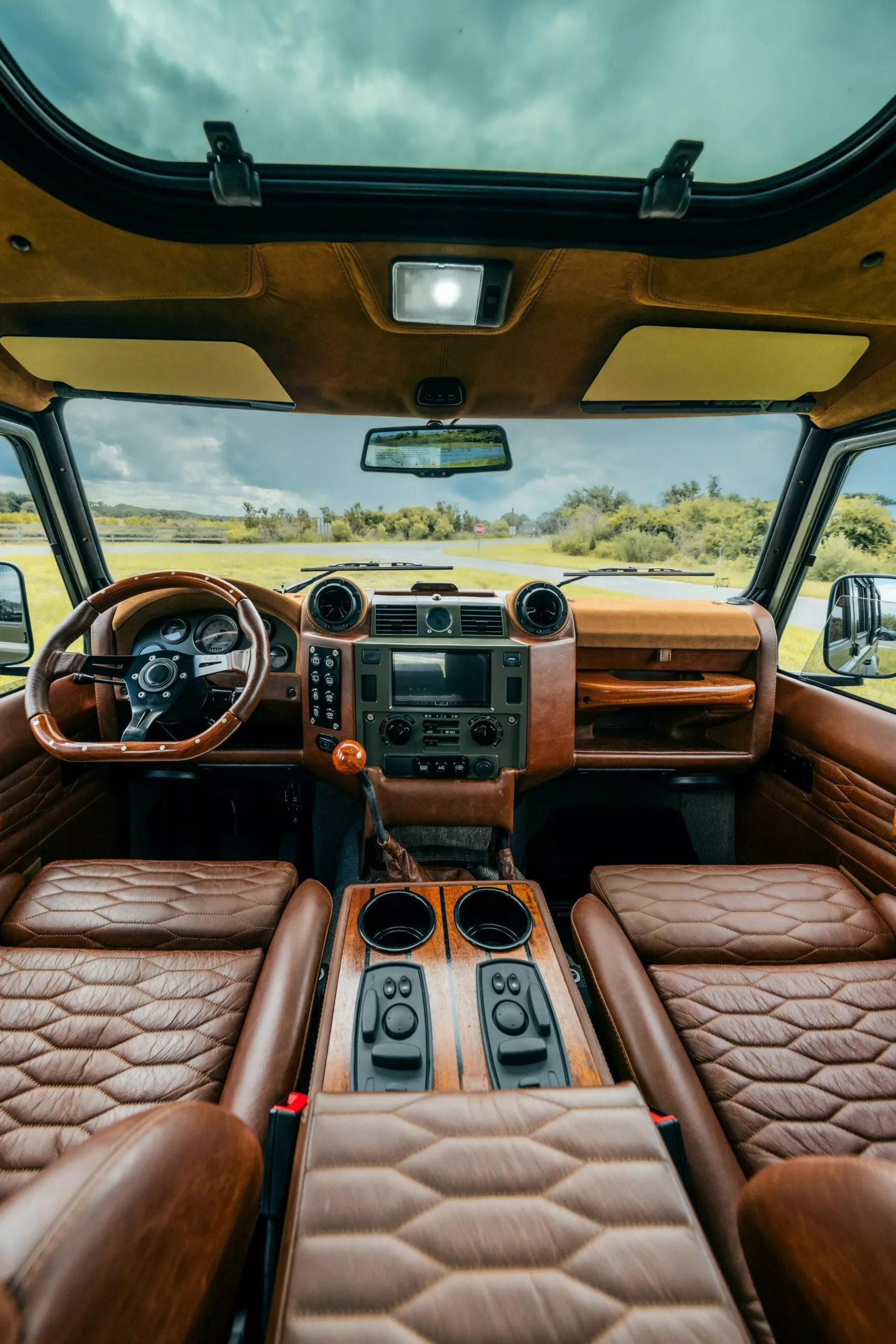 لاندروفر ديفندر كلاسيكية تعود للحياة بمحرك 8 سلندر سوبرتشارجر بقوة 700 حصان! لاندروفر ديفندر كلاسيكية تعود للحياة بمحرك 8 سلندر سوبرتشارجر بقوة 700 حصان! 2