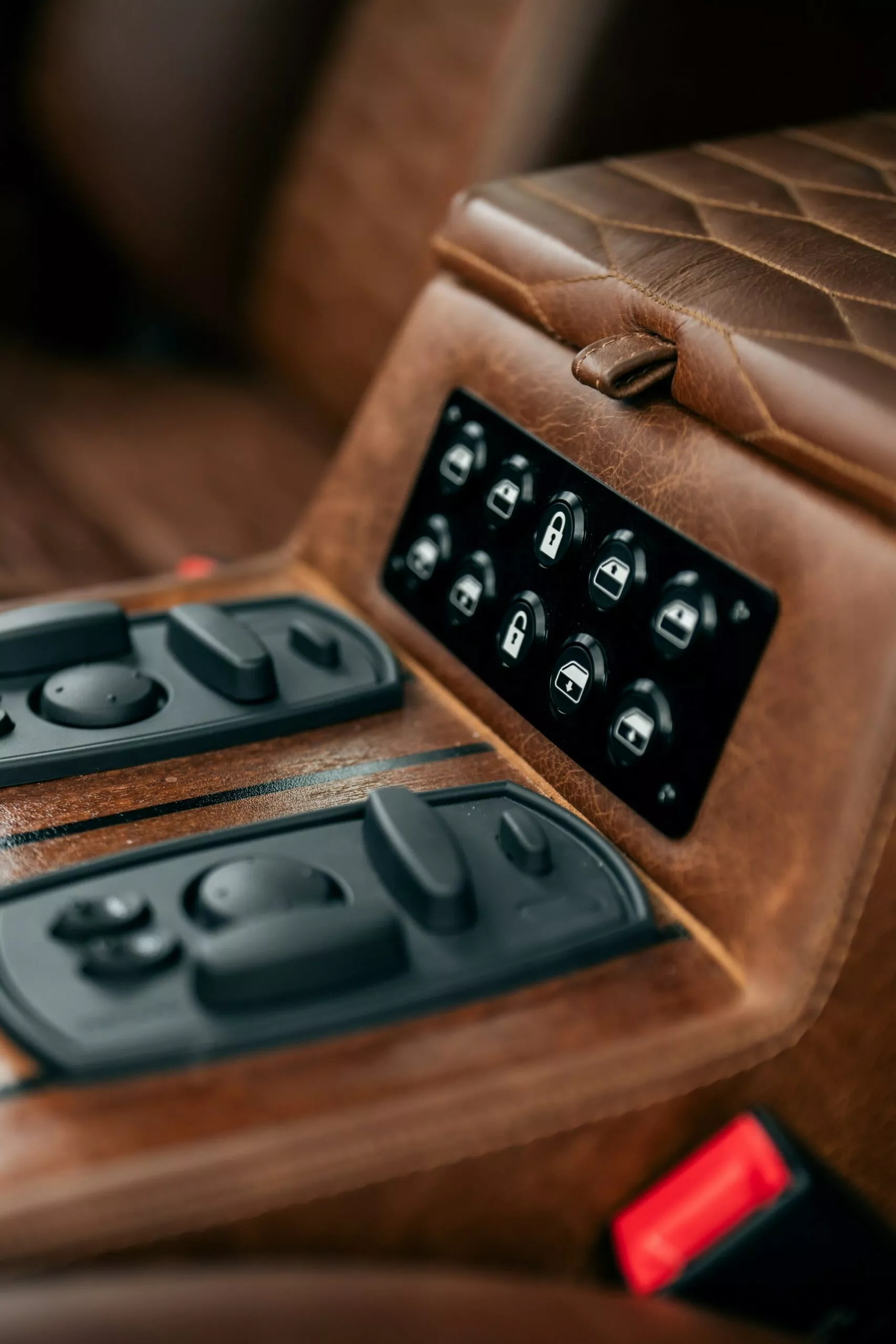 لاندروفر ديفندر كلاسيكية تعود للحياة بمحرك 8 سلندر سوبرتشارجر بقوة 700 حصان! لاندروفر ديفندر كلاسيكية تعود للحياة بمحرك 8 سلندر سوبرتشارجر بقوة 700 حصان! 24