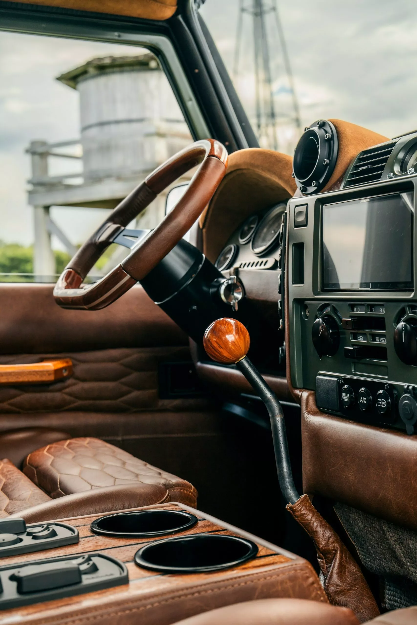 لاندروفر ديفندر كلاسيكية تعود للحياة بمحرك 8 سلندر سوبرتشارجر بقوة 700 حصان! لاندروفر ديفندر كلاسيكية تعود للحياة بمحرك 8 سلندر سوبرتشارجر بقوة 700 حصان! 27