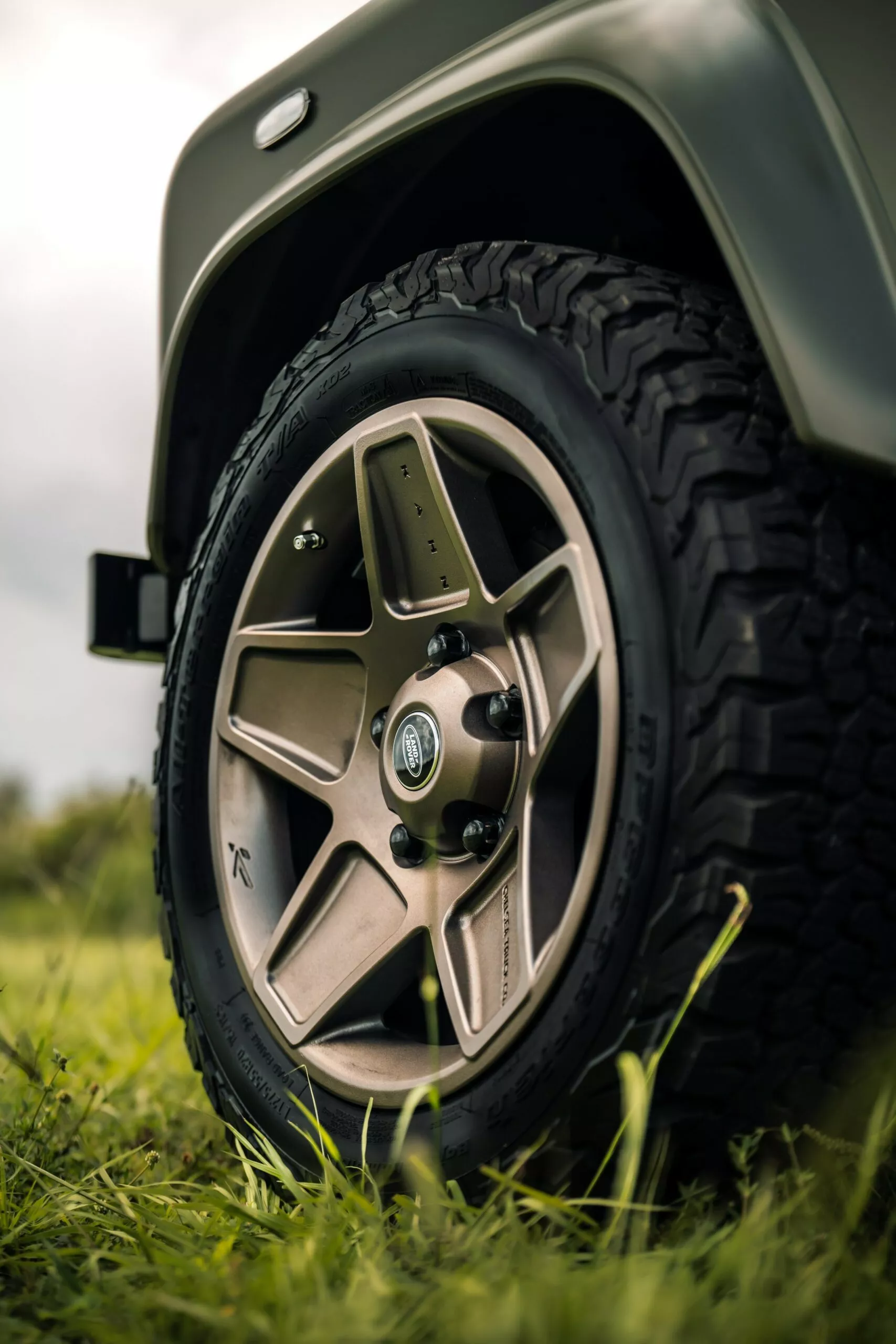 لاندروفر ديفندر كلاسيكية تعود للحياة بمحرك 8 سلندر سوبرتشارجر بقوة 700 حصان! لاندروفر ديفندر كلاسيكية تعود للحياة بمحرك 8 سلندر سوبرتشارجر بقوة 700 حصان! 3