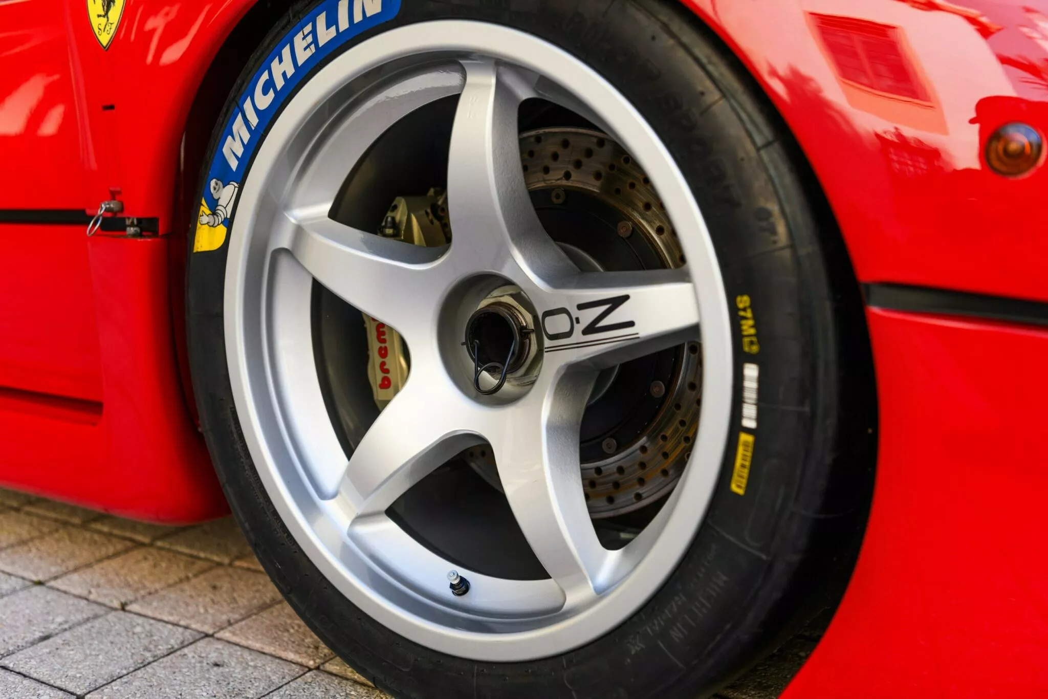 فيراري F40 LM.. أسطورة السباقات النادرة تتجه إلى المزاد فيراري F40 LM.. أسطورة السباقات النادرة تتجه إلى المزاد 18