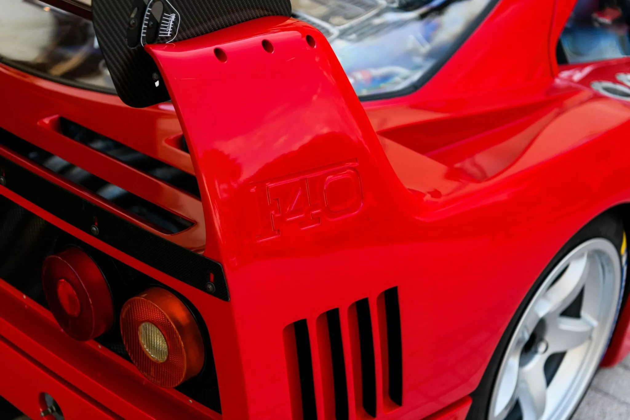 فيراري F40 LM.. أسطورة السباقات النادرة تتجه إلى المزاد فيراري F40 LM.. أسطورة السباقات النادرة تتجه إلى المزاد 19