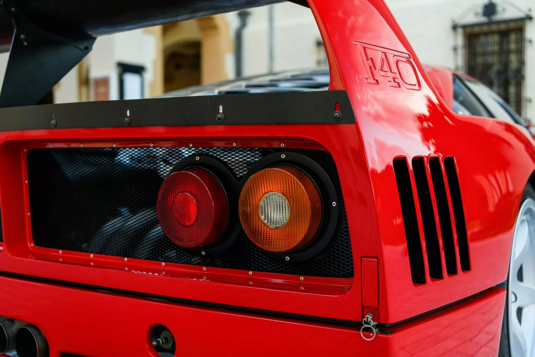 فيراري F40 LM.. أسطورة السباقات النادرة تتجه إلى المزاد فيراري F40 LM.. أسطورة السباقات النادرة تتجه إلى المزاد 20