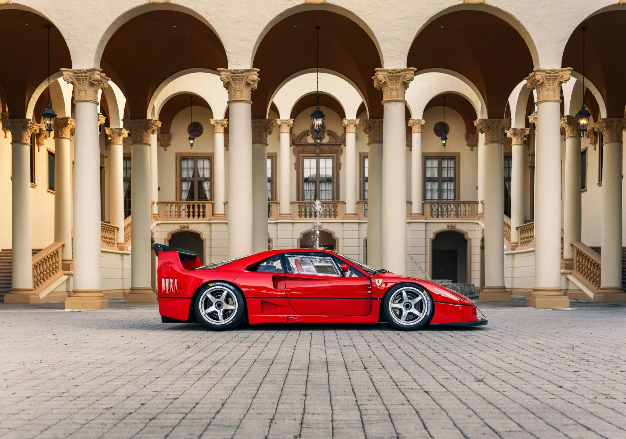 فيراري F40 LM.. أسطورة السباقات النادرة تتجه إلى المزاد فيراري F40 LM.. أسطورة السباقات النادرة تتجه إلى المزاد 4