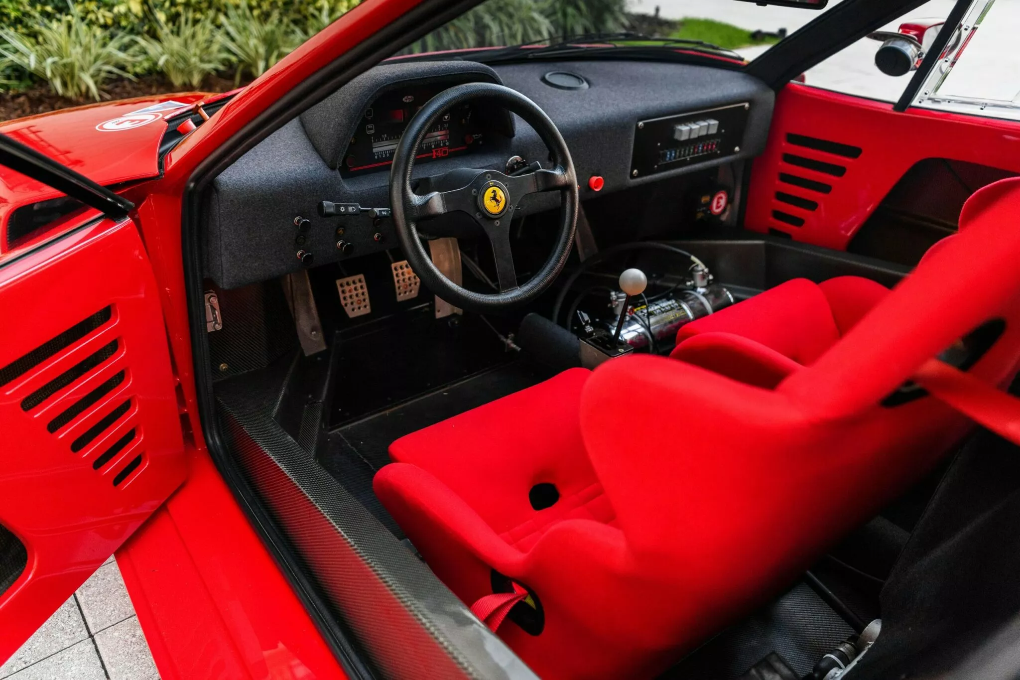 فيراري F40 LM.. أسطورة السباقات النادرة تتجه إلى المزاد فيراري F40 LM.. أسطورة السباقات النادرة تتجه إلى المزاد 25