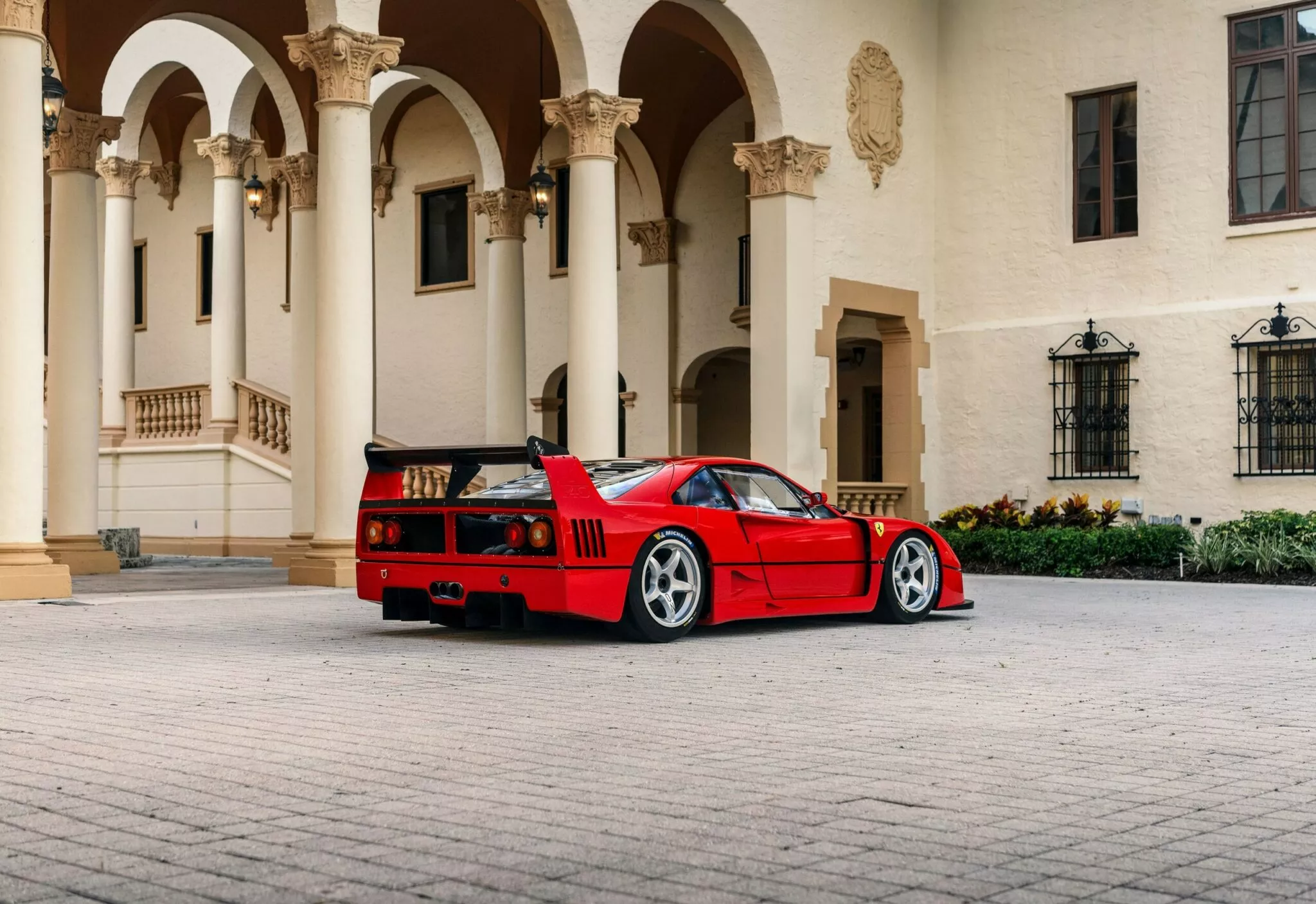 فيراري F40 LM.. أسطورة السباقات النادرة تتجه إلى المزاد فيراري F40 LM.. أسطورة السباقات النادرة تتجه إلى المزاد 7