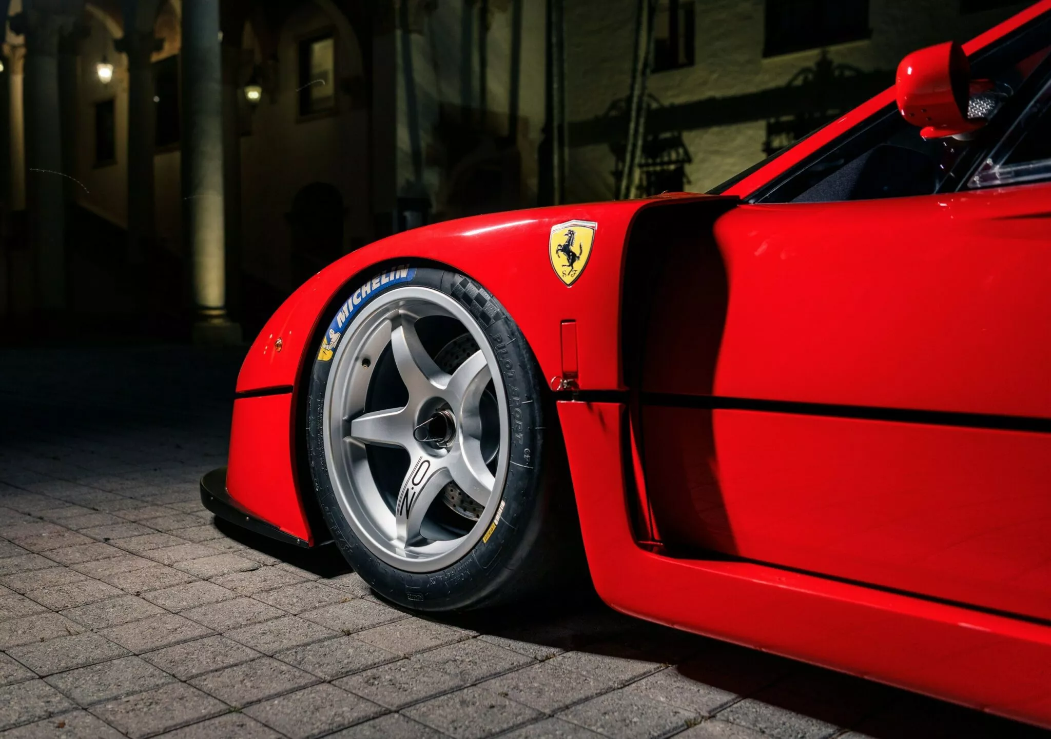 فيراري F40 LM.. أسطورة السباقات النادرة تتجه إلى المزاد فيراري F40 LM.. أسطورة السباقات النادرة تتجه إلى المزاد 10