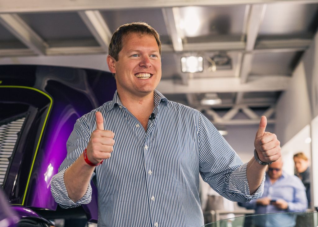 من الفاتيكان إلى حلبات السباق.. مشاهير تركوا بصمتهم خلف مقود رينو من الفاتيكان إلى حلبات السباق.. مشاهير تركوا بصمتهم خلف مقود رينو 7