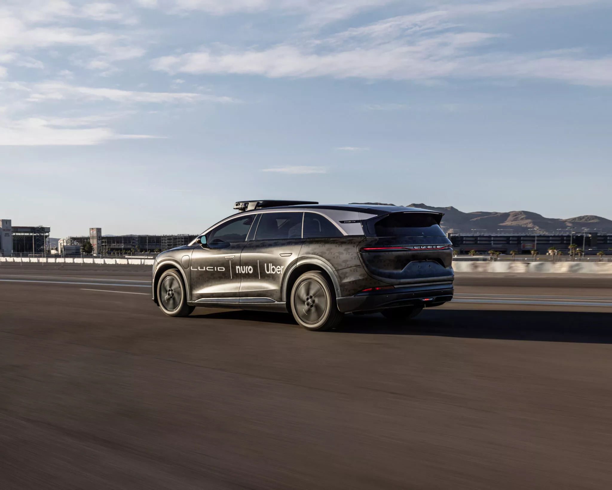 اتفاقية كبرى بين لوسيد وأوبر لتشغيل 20,000 سيارة كهربائية ذاتية القيادة حول العالم 1