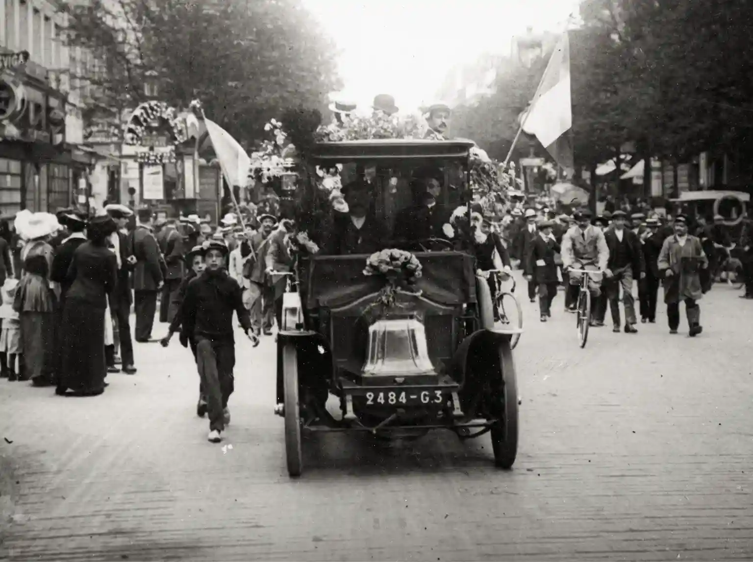 حكاية رينو.. ماس فرنسي صُقل بالحروب والسباقات والابتكار 3