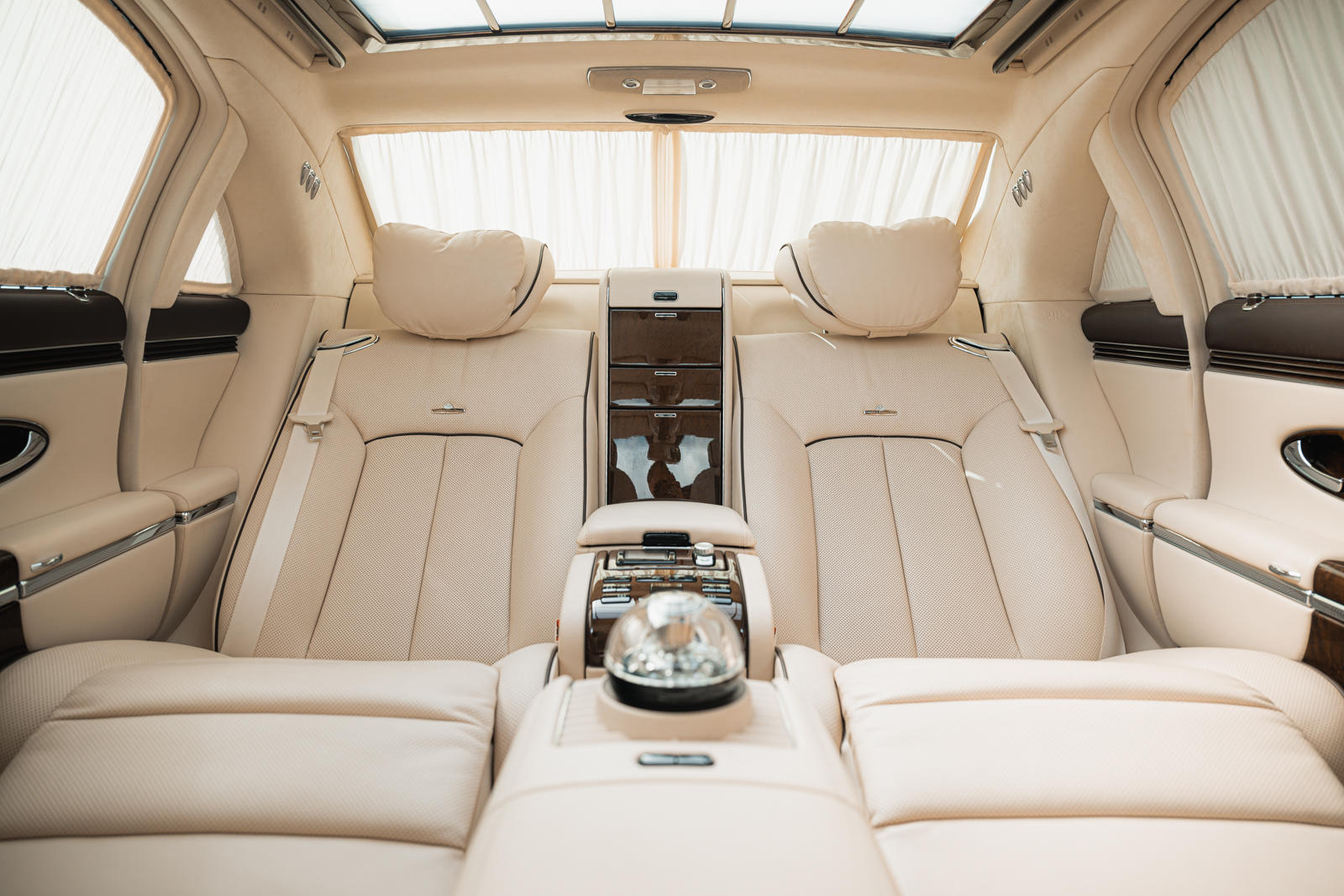 مايباخ 62 قصر ألماني فاخر يسير على عجلات.. وحكايات في عالم السيارات مايباخ 62 قصر ألماني فاخر يسير على عجلات.. وحكايات في عالم السيارات 25