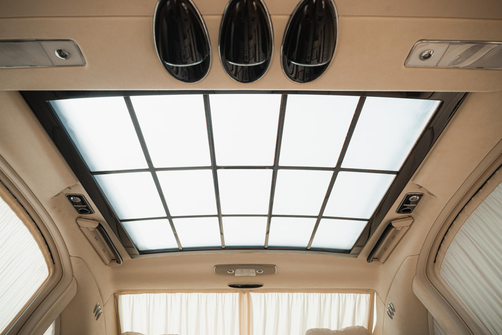 مايباخ 62 قصر ألماني فاخر يسير على عجلات.. وحكايات في عالم السيارات مايباخ 62 قصر ألماني فاخر يسير على عجلات.. وحكايات في عالم السيارات 26