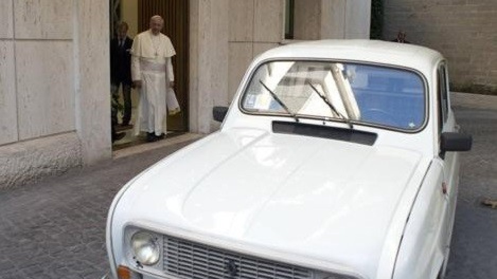 من الفاتيكان إلى حلبات السباق.. مشاهير تركوا بصمتهم خلف مقود رينو من الفاتيكان إلى حلبات السباق.. مشاهير تركوا بصمتهم خلف مقود رينو 4