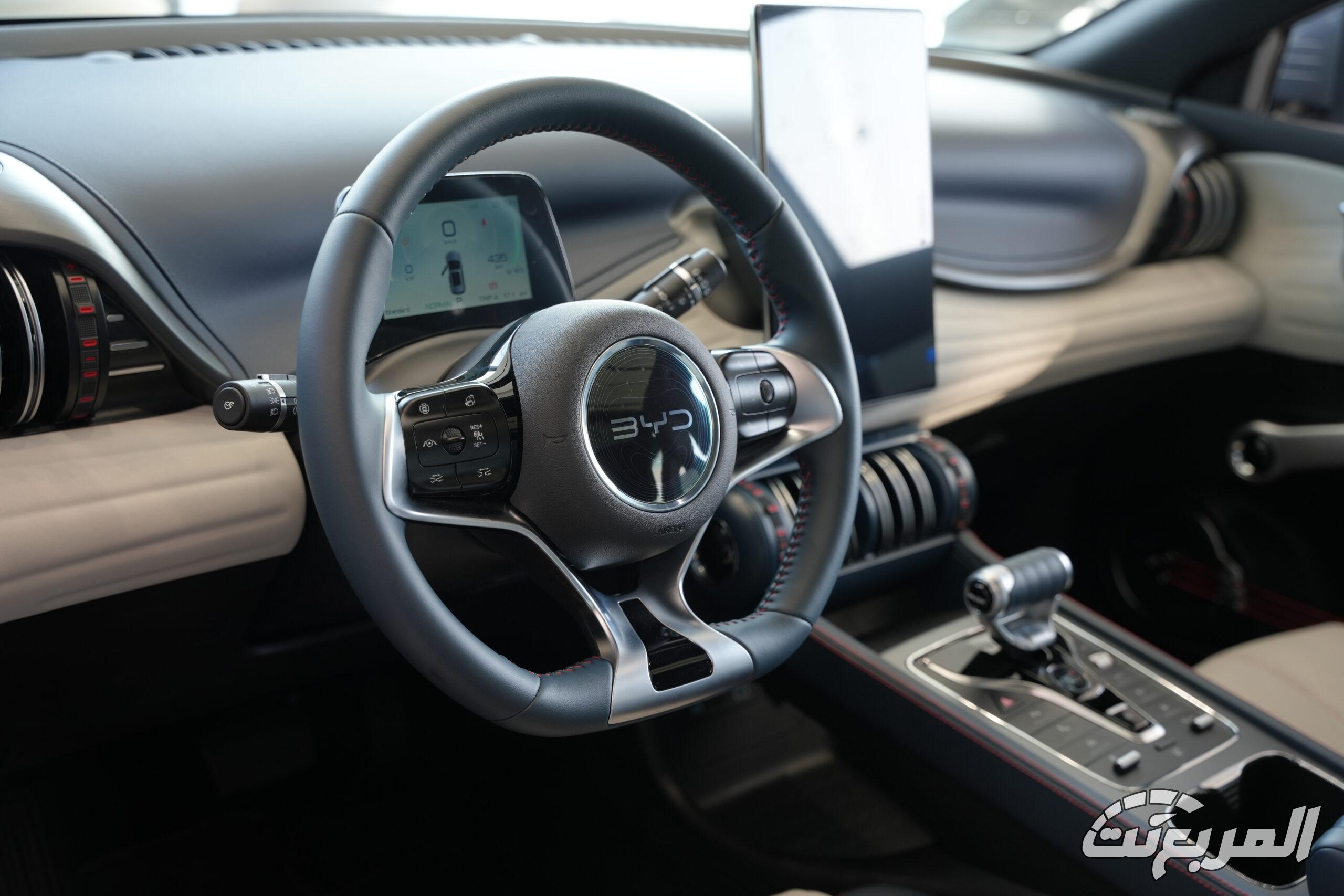 هل تُحطم سيارات بي واي دي الكهربائية هيمنة تيسلا في صراع المستقبل؟ إليك 5 مؤشرات قوية تقنيات بي واي دي اتو 3 من الداخل