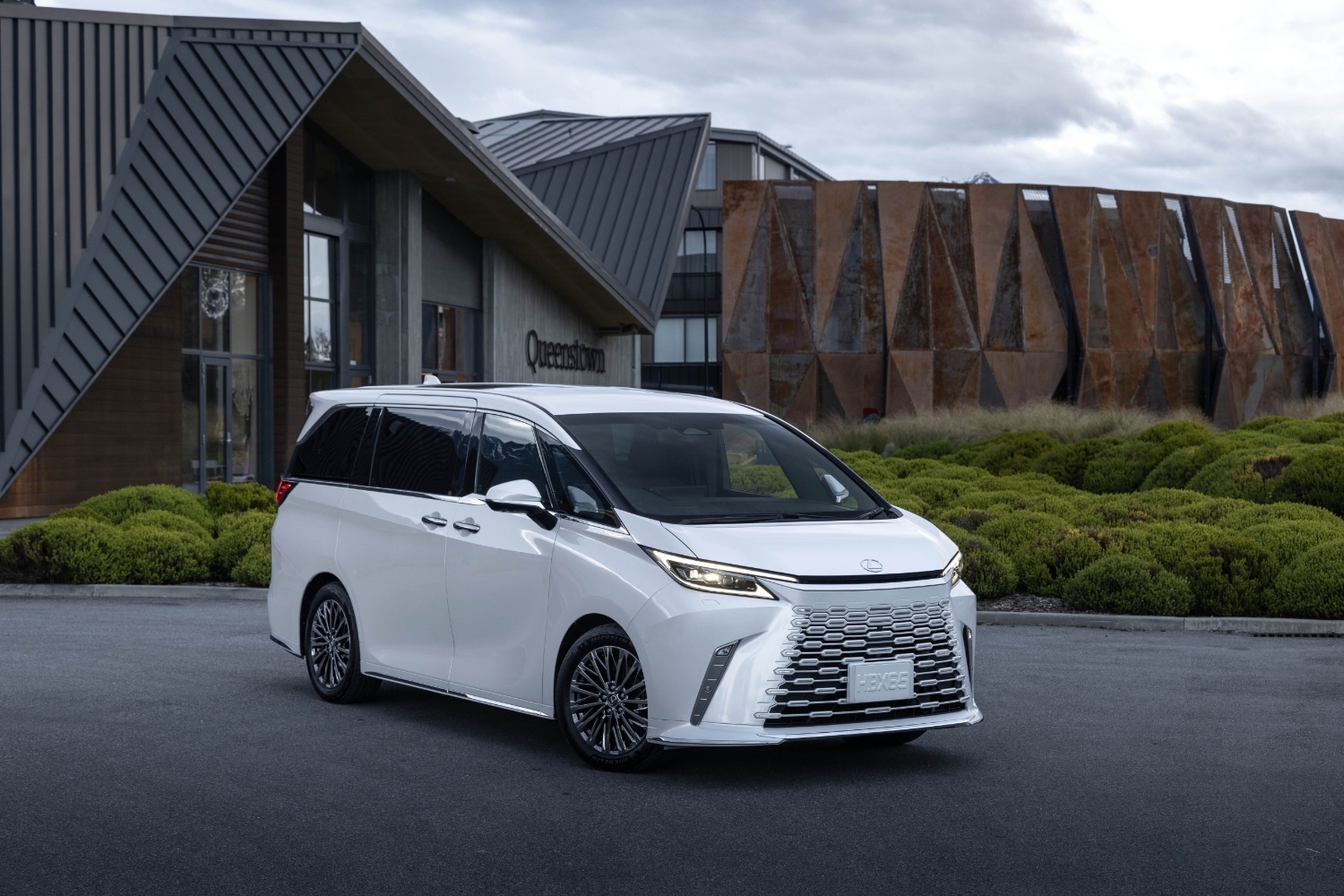 لكزس-lm-المربع-نت-1