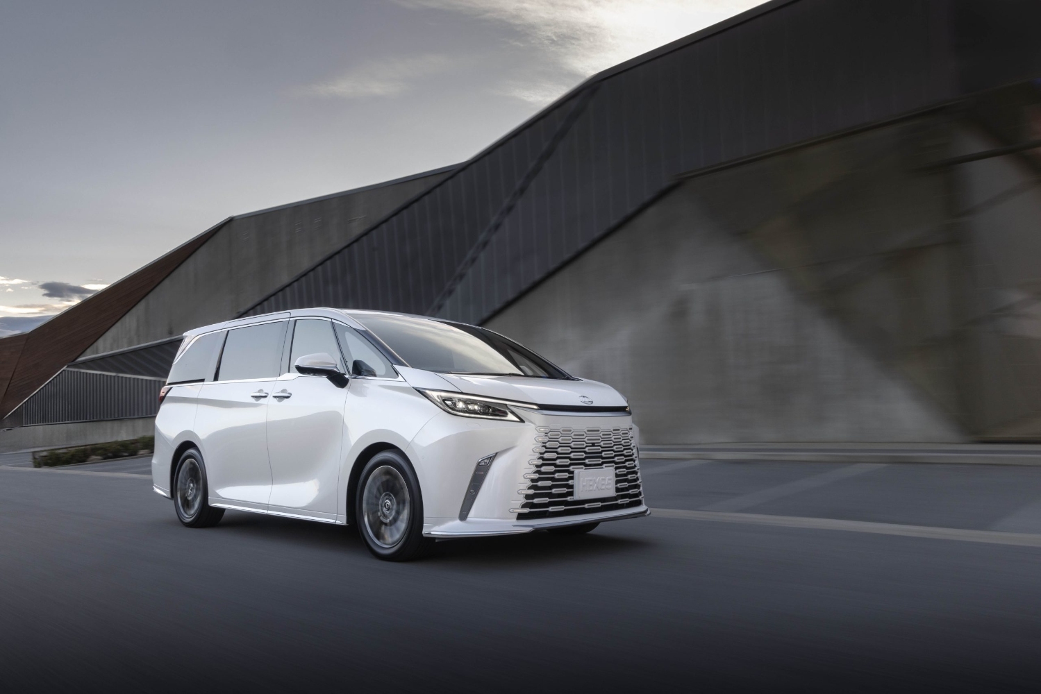 لكزس-lm-المربع-نت-11