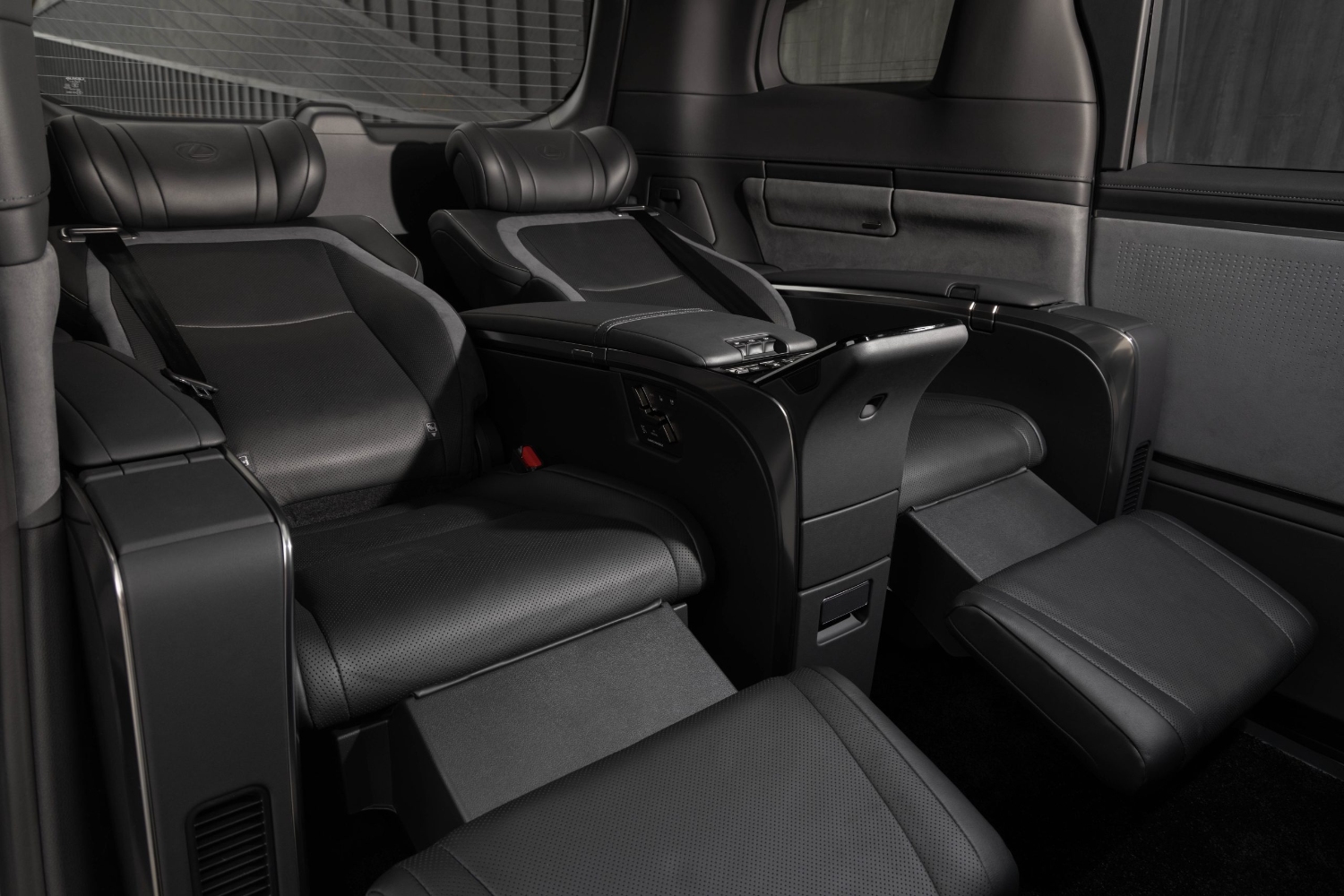 لكزس-lm-المربع-نت-17