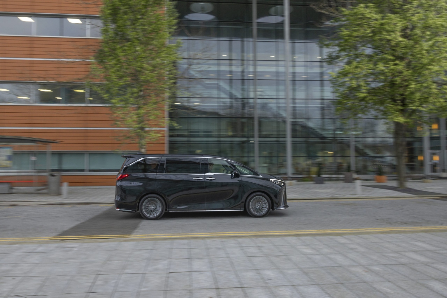 لكزس-lm-المربع-نت-25