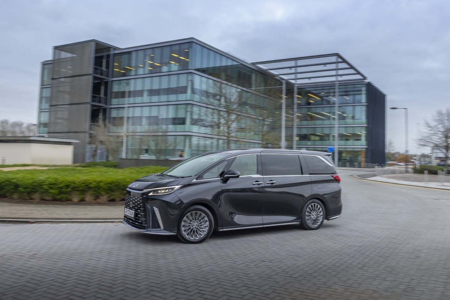 لكزس-lm-المربع-نت-26