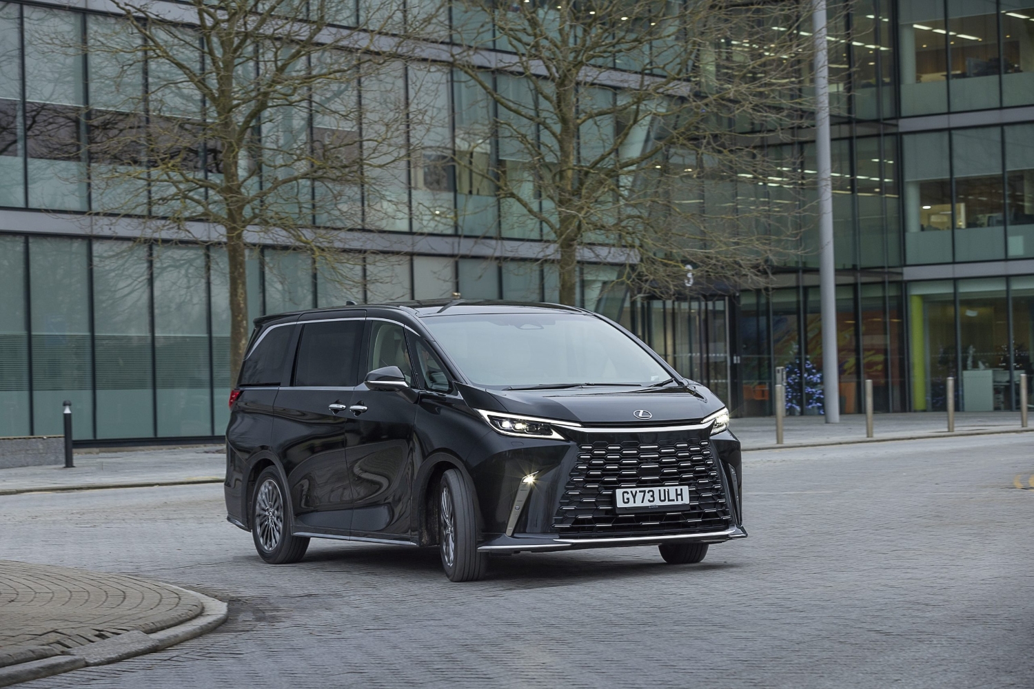 لكزس-lm-المربع-نت-27